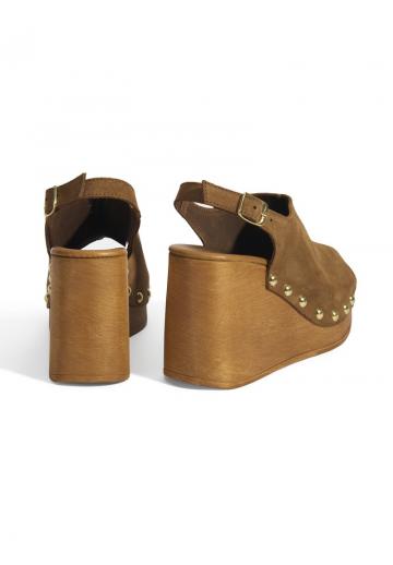 Босоножки на каблуке