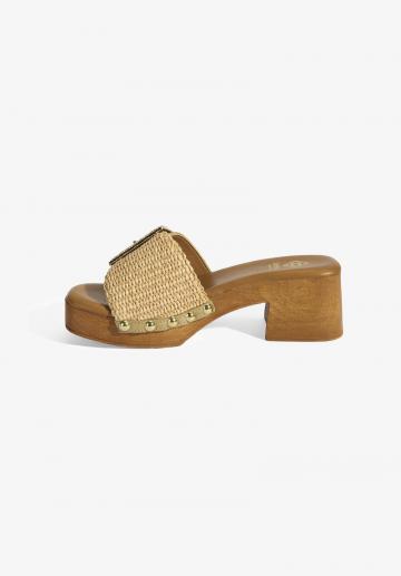 Босоножки на каблуке