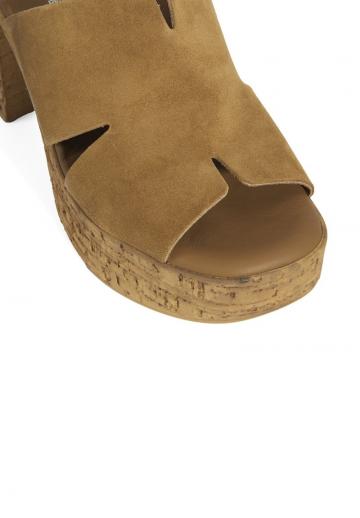 Босоножки на каблуке