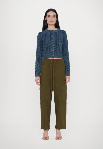 Брюки с накладными карманами