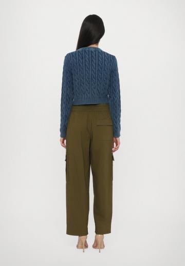 Брюки с накладными карманами