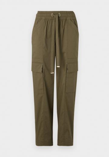 Брюки с накладными карманами