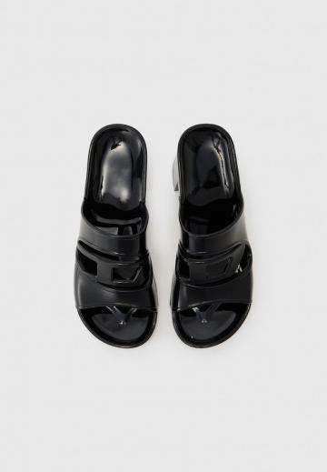 Босоножки на каблуке