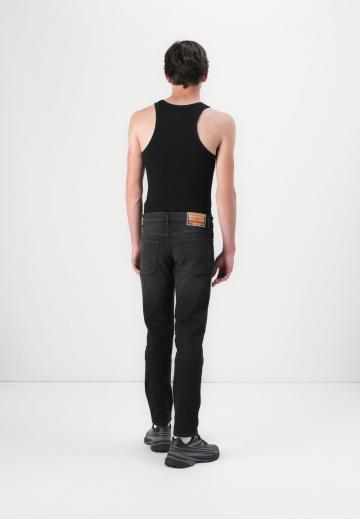 Узкие джинсы