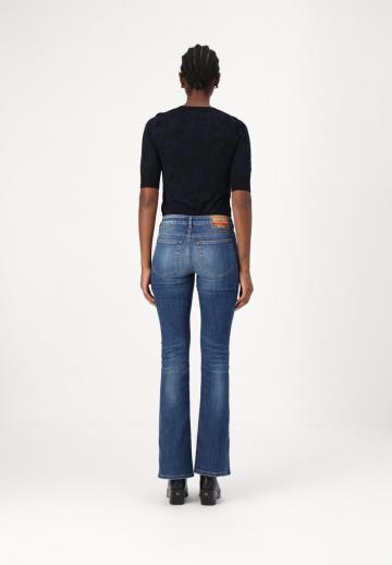 Клешеные джинсы