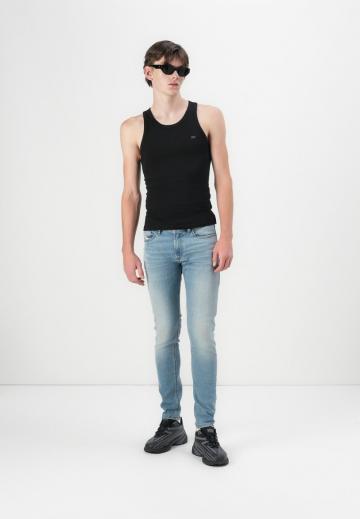 Узкие джинсы