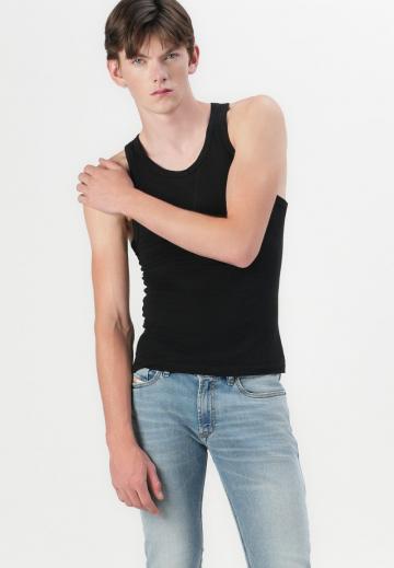 Узкие джинсы