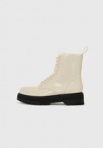 Ботинки на шнуровке