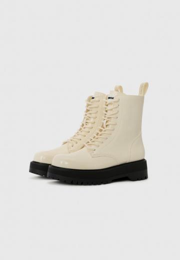 Ботинки на шнуровке