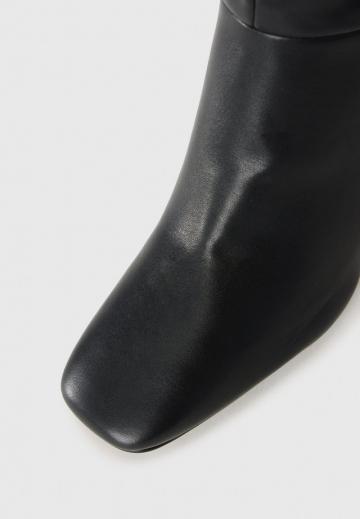 Высокие сапоги