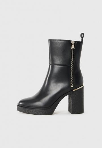 Высокие сапоги