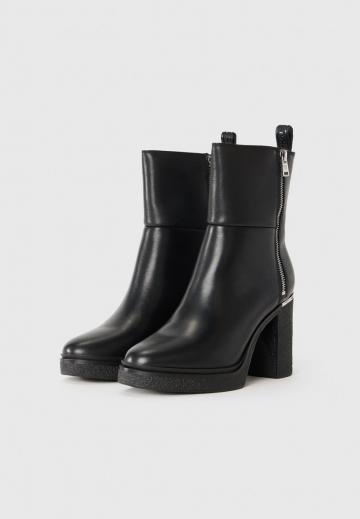 Высокие сапоги