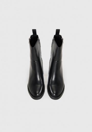 Высокие сапоги