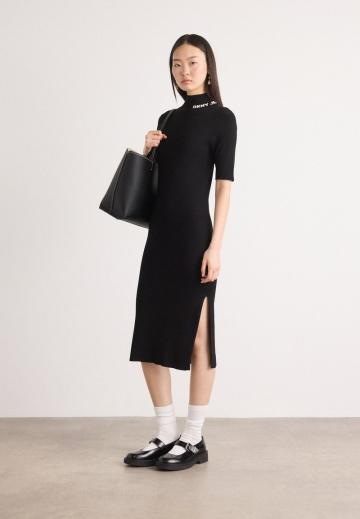 Вязаное платье