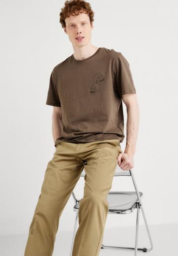 Брюки с накладными карманами