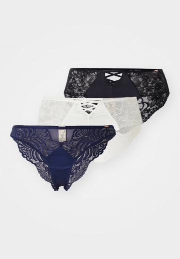 Трусы на бедрах