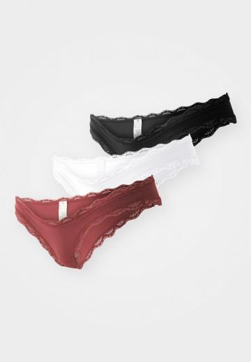 Трусы на бедрах