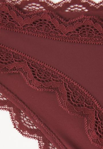 Трусы на бедрах