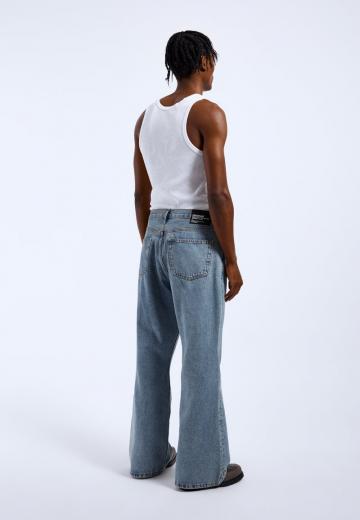 Клешеные джинсы