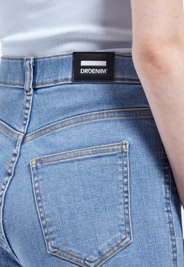 Прямые джинсы