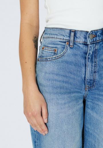 Прямые джинсы