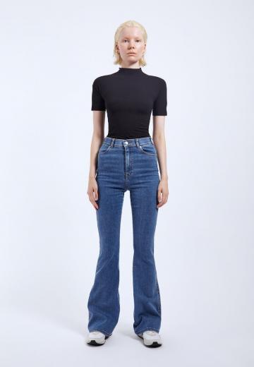 Клешеные джинсы