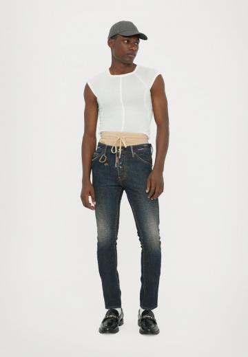 Узкие джинсы