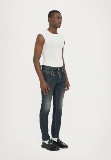 Узкие джинсы