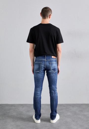 Узкие джинсы