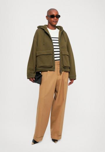 Куртка с накладнымит карманами