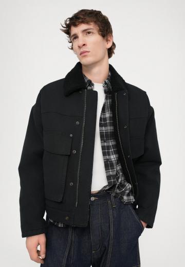 Брюки с накладными карманами