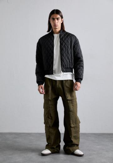 Брюки с накладными карманами