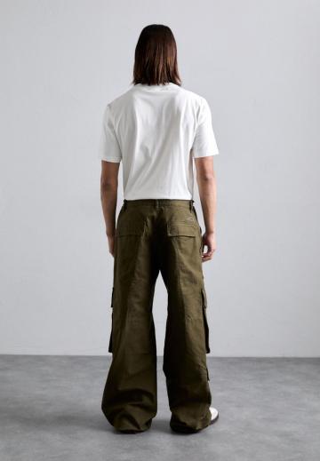 Брюки с накладными карманами