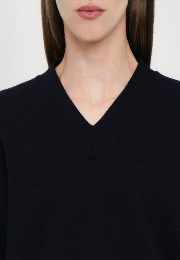 Пуловер с вырезом V