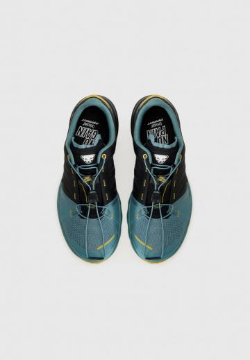 Походные кроссовки