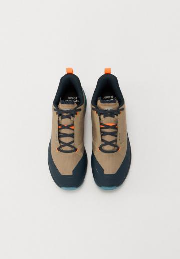 Походные кроссовки