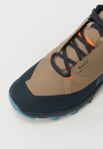 Походные кроссовки