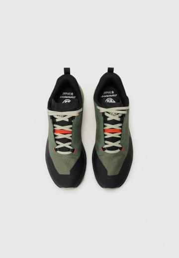 Походные кроссовки