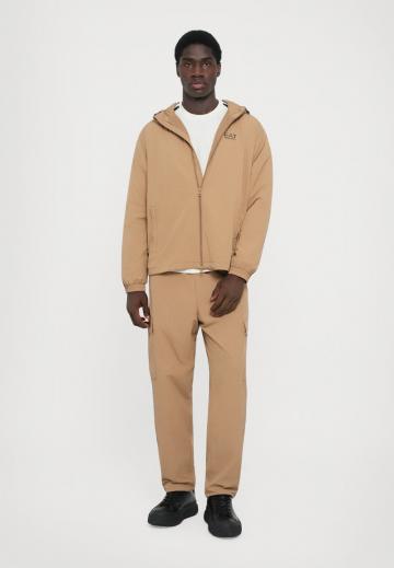 Брюки с накладными карманами