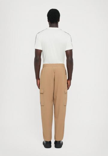 Брюки с накладными карманами