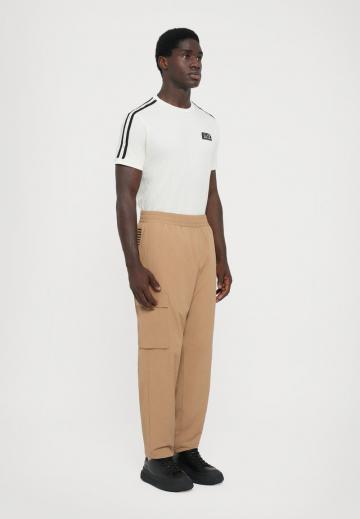 Брюки с накладными карманами