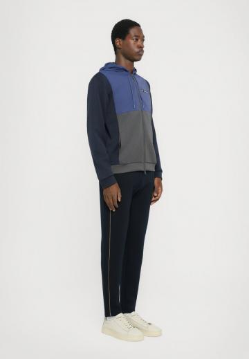 Спортивная кофта