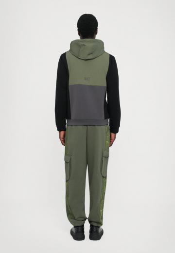 Спортивная кофта