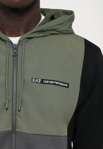 Спортивная кофта