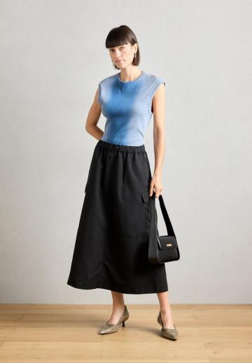 Юбка с накладными карманами