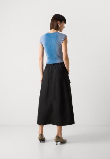 Юбка с накладными карманами