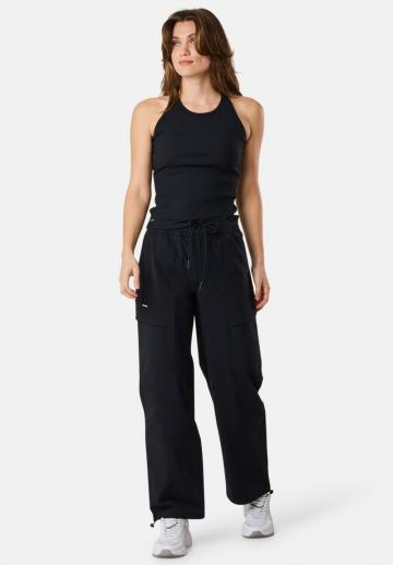 Брюки с накладными карманами