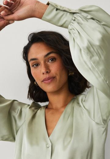 Атласная блузка