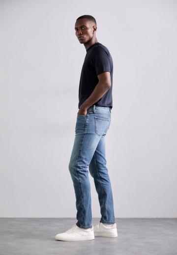 Узкие джинсы