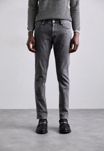 Узкие джинсы